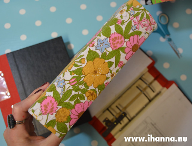 A5 ring binder spine covered in beautiful flower patterned vintage fabric by iHanna (Photo copyright Hanna Andersson)