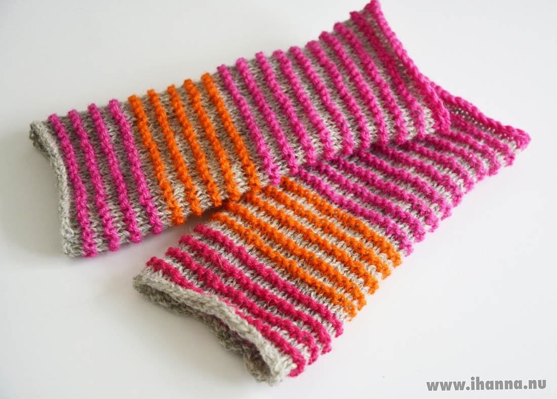 Knitted wrist-warmers in pink, gray and orange. Copyright Hanna Andersson