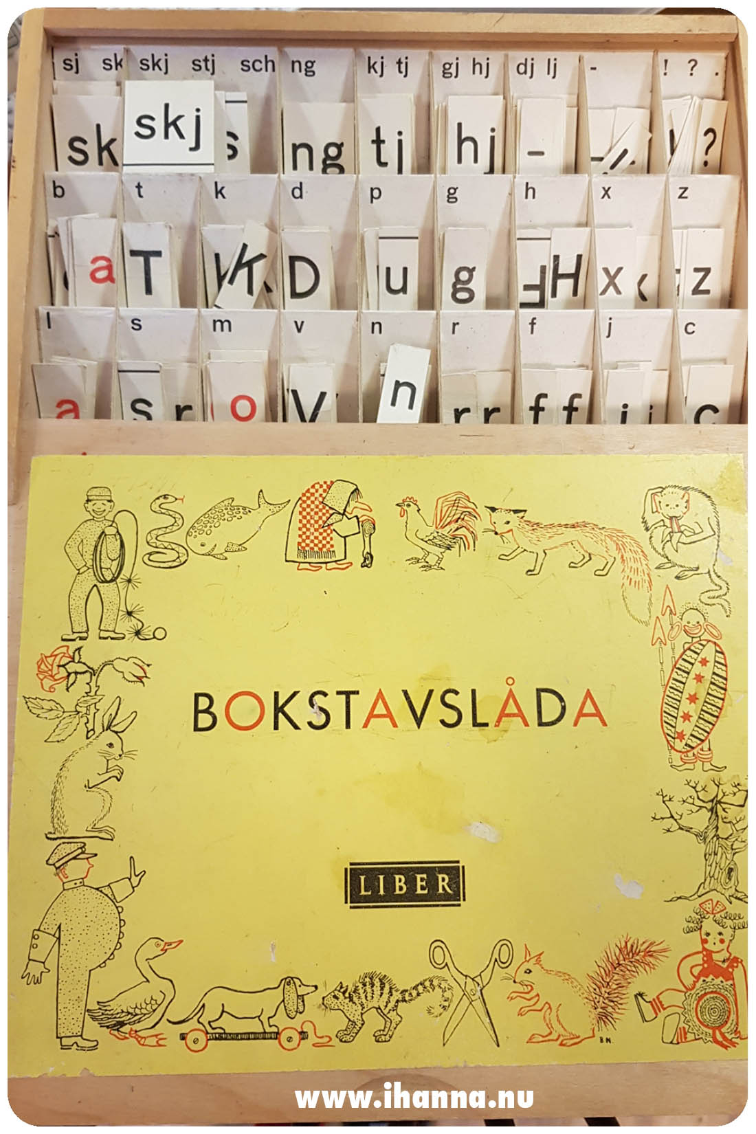 Seen at the Thrift Shop in Sweden : Bokstavslåda / box of Swedish alphabet letters for School - Photo Copyright Hanna Andersson #loppis