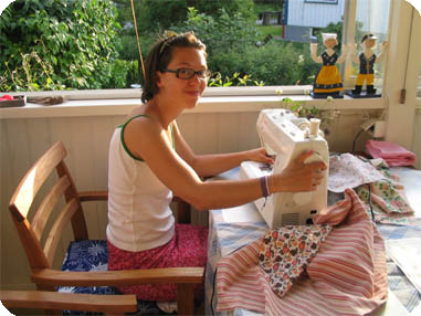 Hanna sewing a Hello Knitty bag in 2004