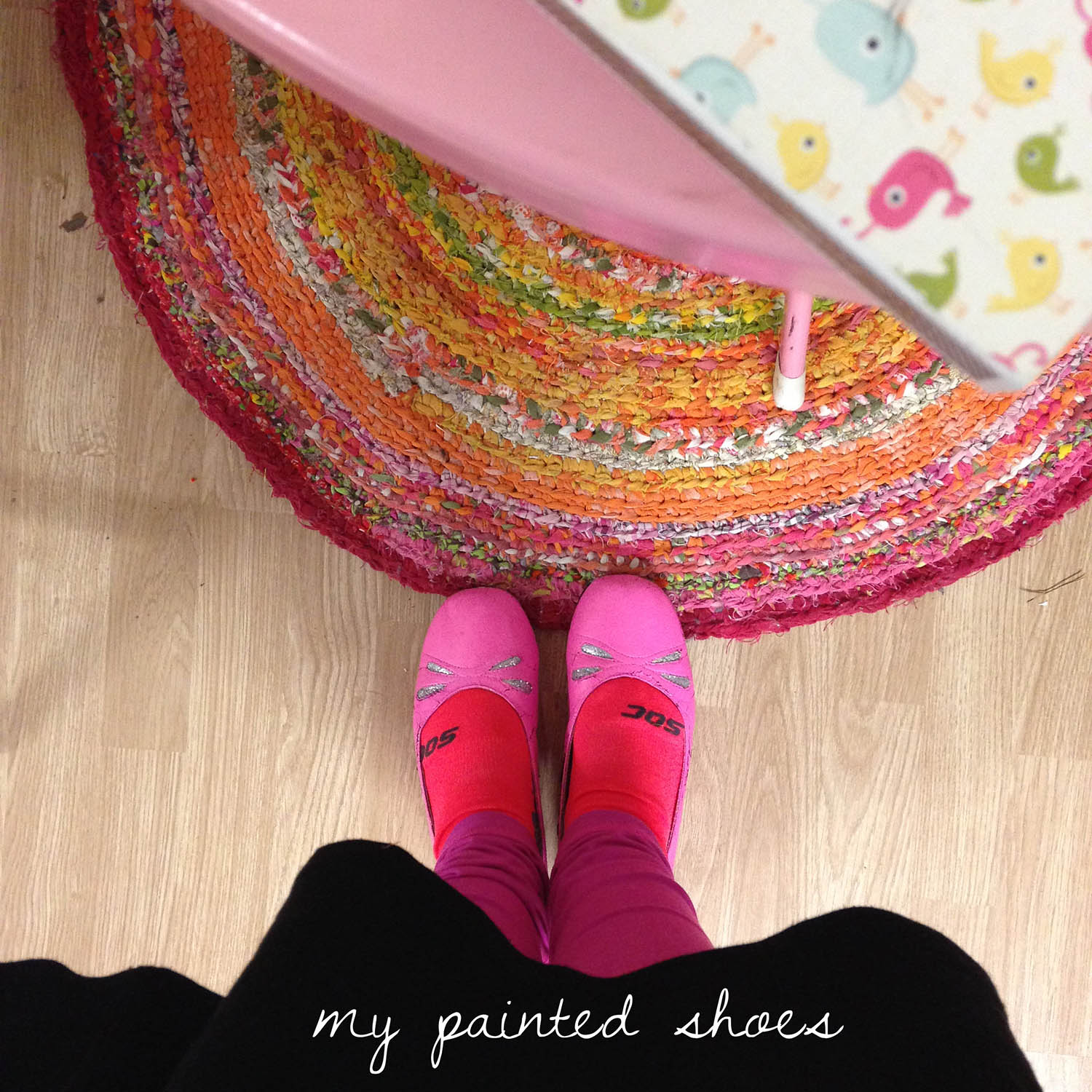 Painting a pair of old shoes pink - by artist and blogger iHanna #whatiworetoday