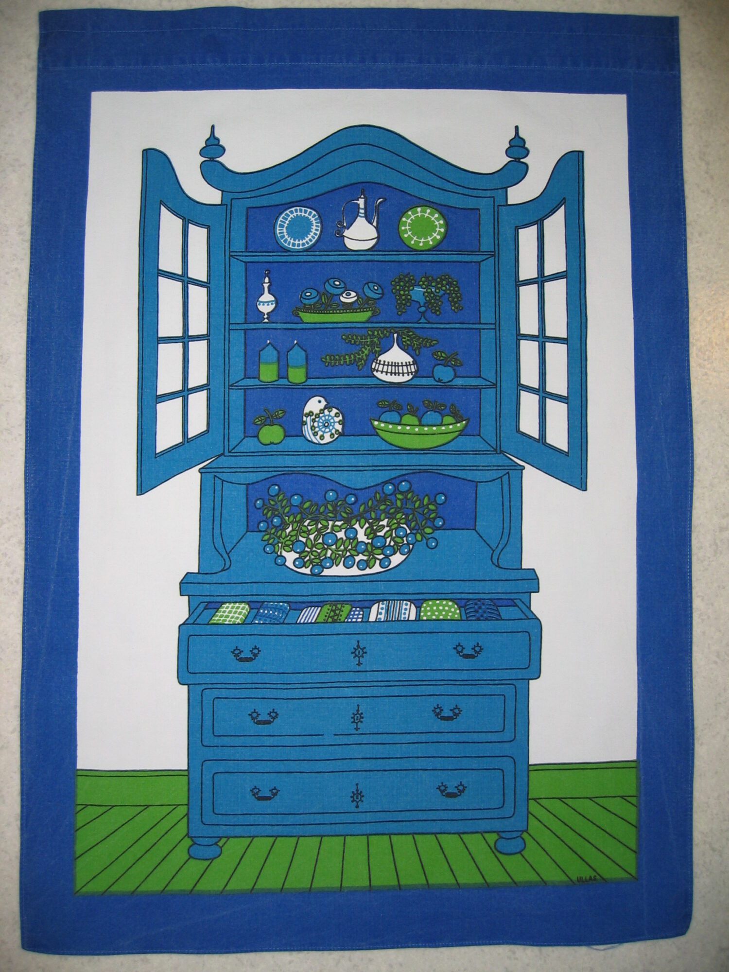 Vintage Paradhandduk Design by Ullas Thrifted vintage towel hiding towel with Swedish blue cupboard design (Photo copyright Hanna Andersson)