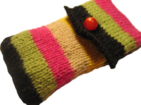 Knitted cellphone cozy in green black yellow and pink wool yarn, made by iHanna (Copyright Hanna Andersson)