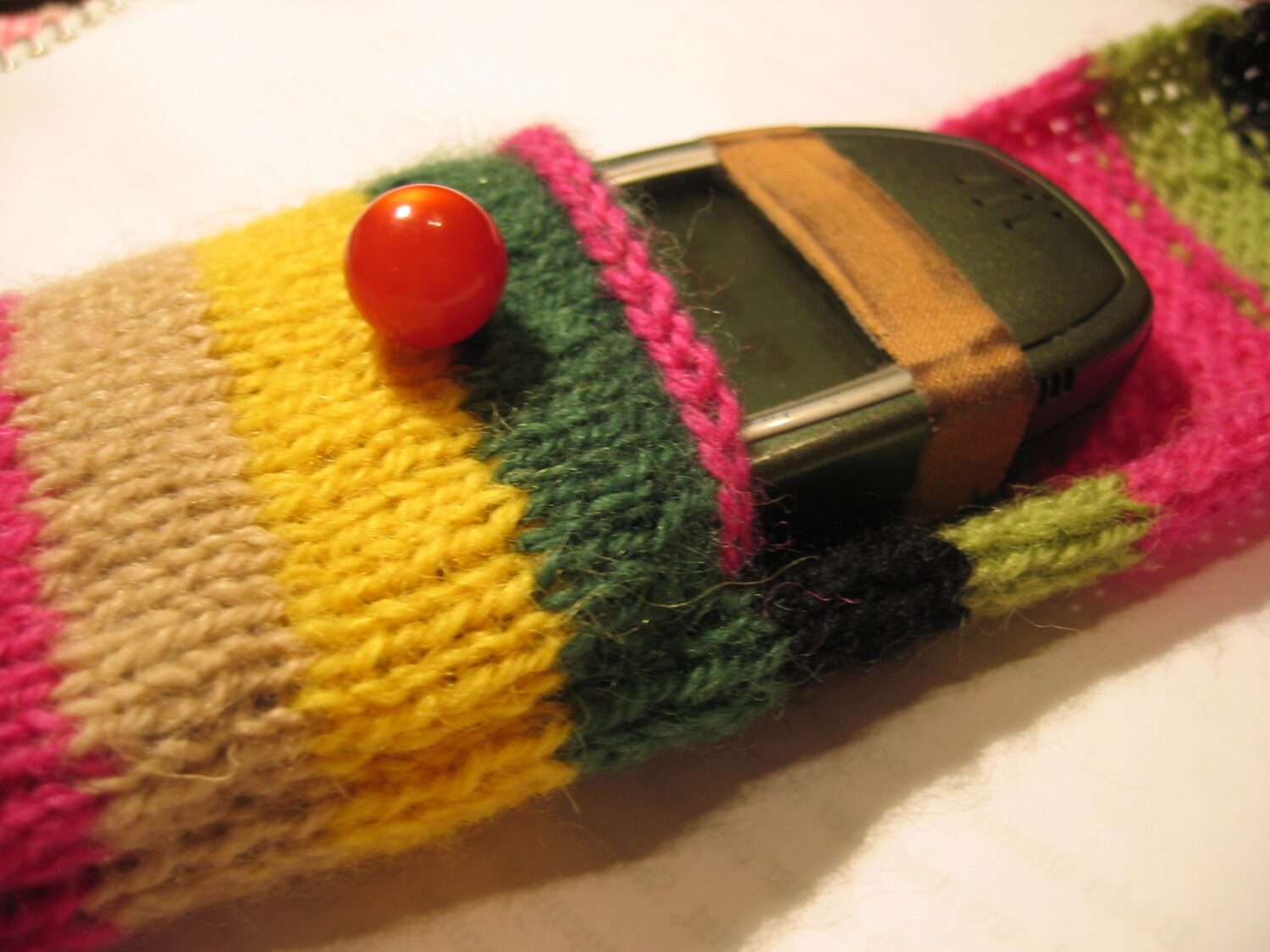 Knitted cellphone cozy by iHanna (Copyright Hanna Andersson)