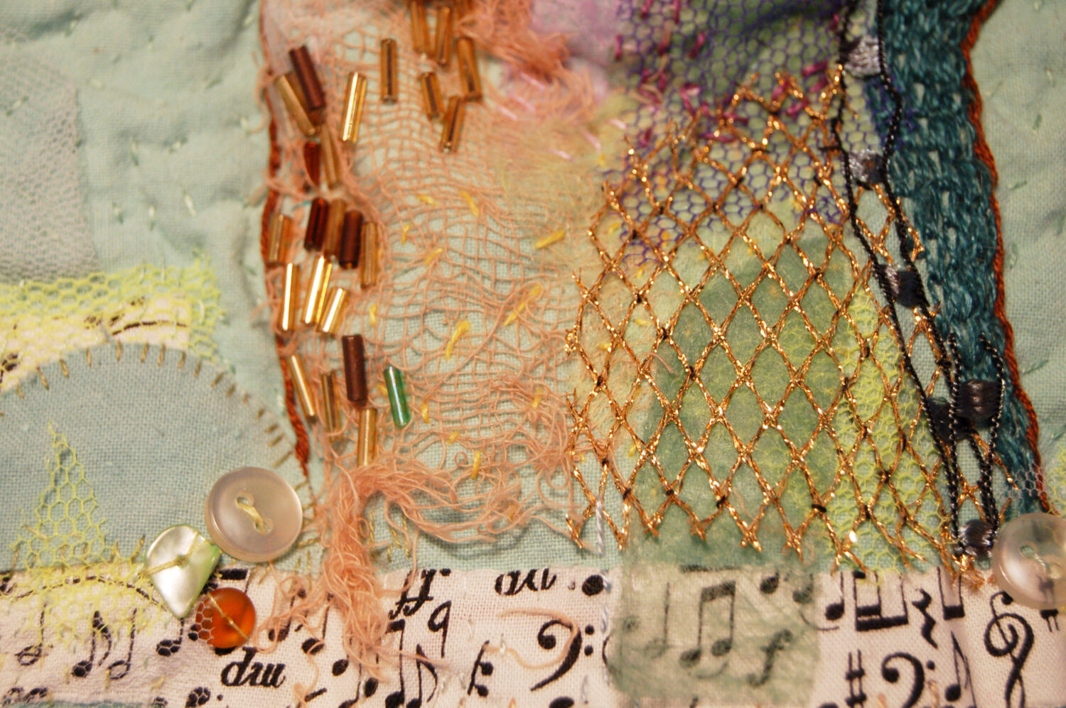 Gold shimmering Dixieland Tree - embroidery detail (Copyright Hanna Andersson)