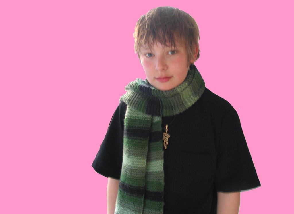 Hannas lillebror / Hannas little brother in his knew knitted green scarf